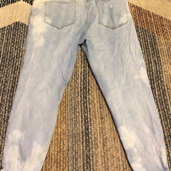 Old Navy Light Wash Jeans - Picture 3 of 6